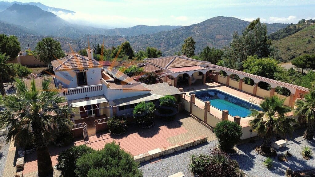 5 bedroom Villa for sale in Competa with pool garage - € 895,000 (Ref: 9936037)