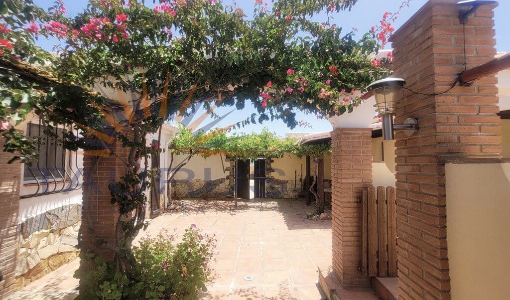 5 bedroom Villa for sale in Competa with pool garage - € 895,000 (Ref: 9936037)