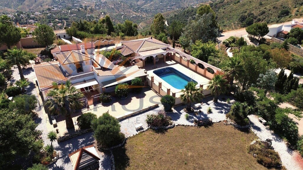 5 bedroom Villa for sale in Competa with pool garage - € 895,000 (Ref: 9936037)