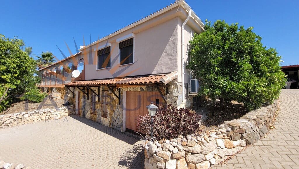 5 bedroom Villa for sale in Competa with pool garage - € 895,000 (Ref: 9936037)
