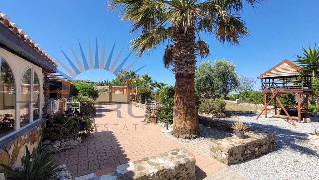 5 bedroom Villa for sale in Competa with pool garage - € 895,000 (Ref: 9936037)
