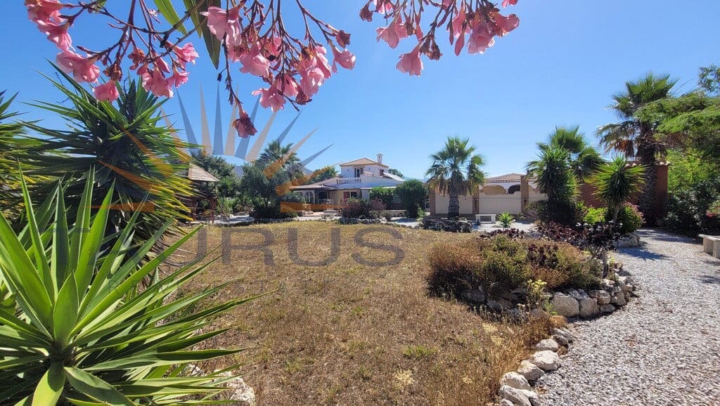 5 bedroom Villa for sale in Competa with pool garage - € 895,000 (Ref: 9936037)