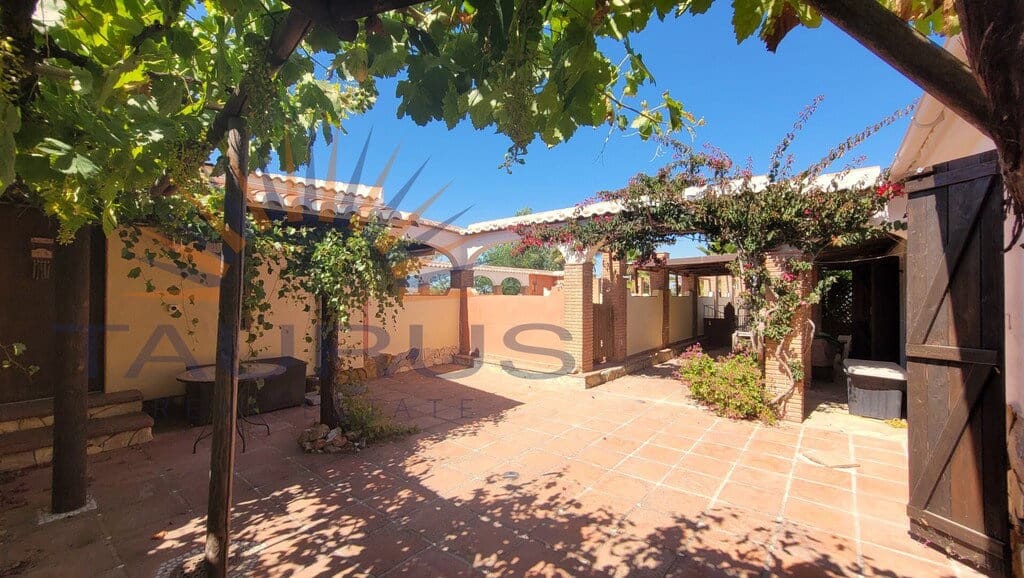 5 bedroom Villa for sale in Competa with pool garage - € 895,000 (Ref: 9936037)
