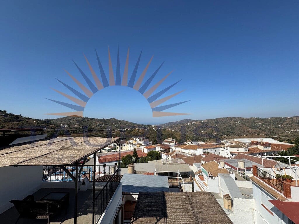 2 bedroom Townhouse for sale in Competa with garage - € 165,000 (Ref: 9939580)