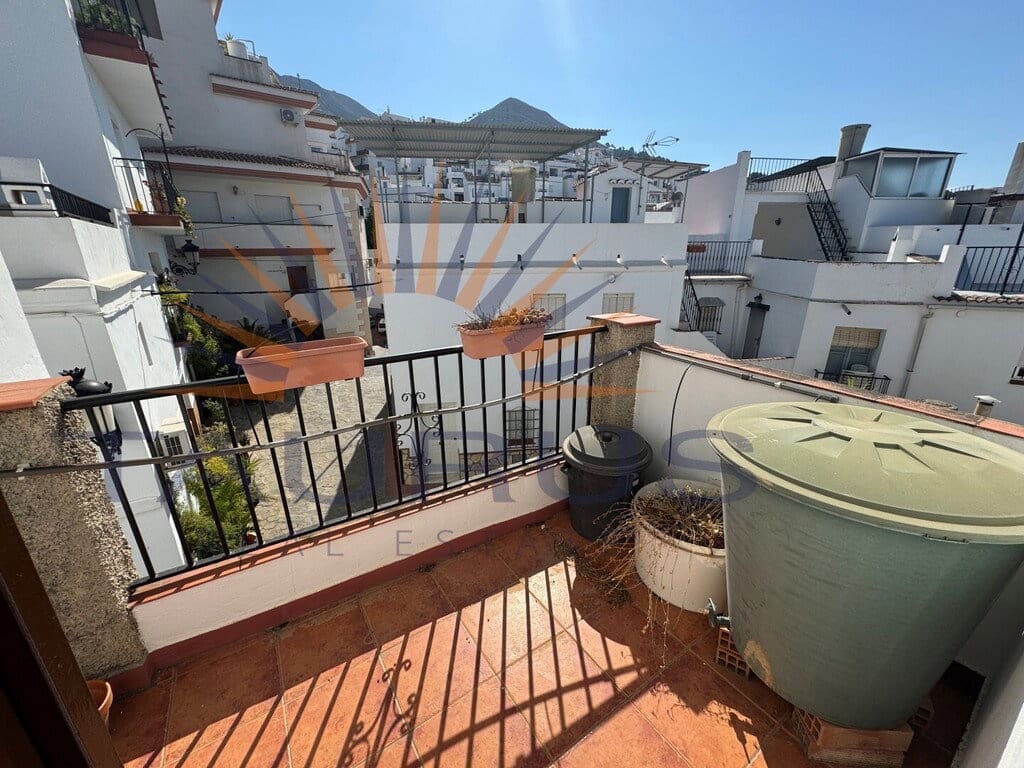 2 bedroom Townhouse for sale in Competa with garage - € 165,000 (Ref: 9939580)