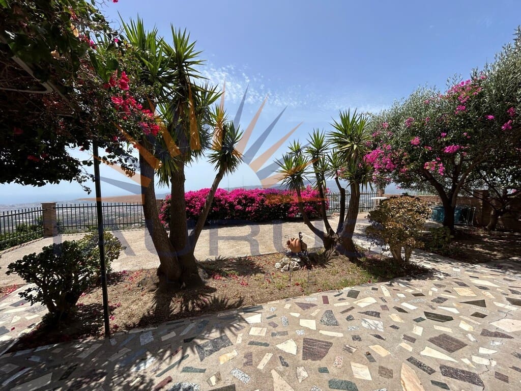 Chalet de 4 habitaciones en Vélez-Málaga en venta con garaje - 349.000 € (Ref: 9942223)