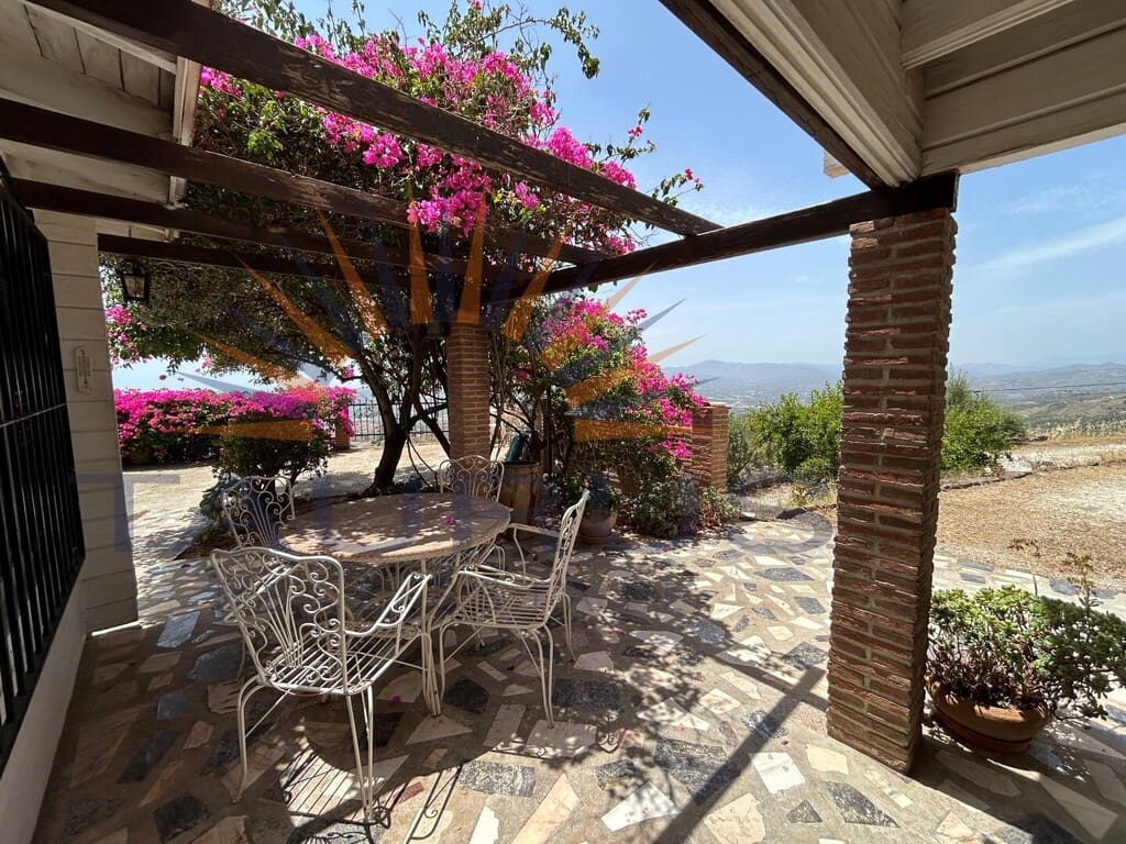 4 bedroom Villa for sale in Velez-Malaga with garage - € 349,000 (Ref: 9942223)