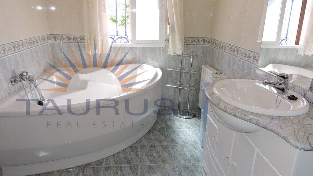 4 bedroom Villa for sale in Competa with pool garage - € 578,000 (Ref: 9945441)