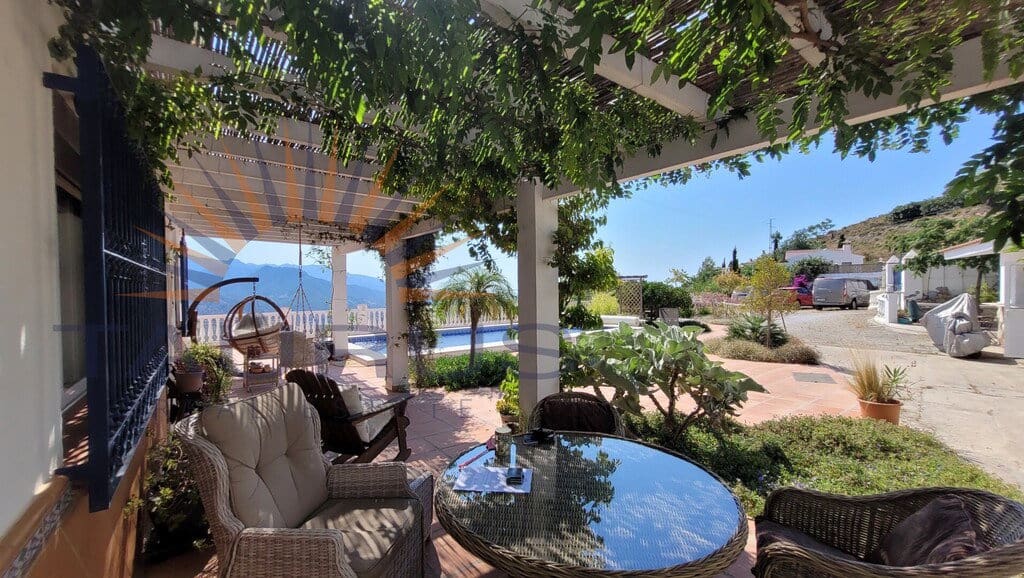 4 bedroom Villa for sale in Competa with pool garage - € 578,000 (Ref: 9945441)