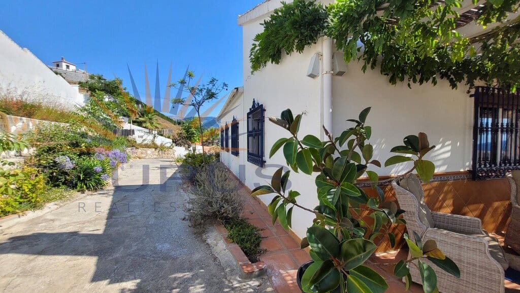 4 bedroom Villa for sale in Competa with pool garage - € 578,000 (Ref: 9945441)