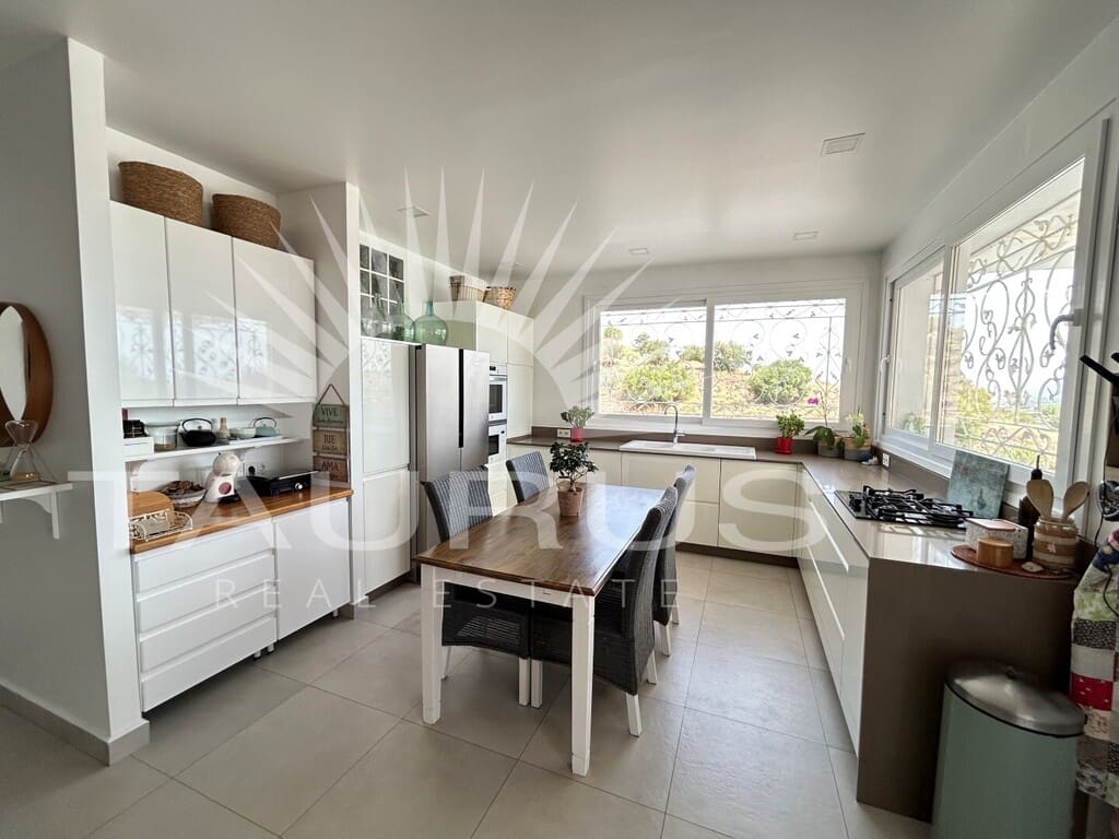 5 bedroom Villa for sale in Alhaurin el Grande with pool - € 545,000 (Ref: 9970768)