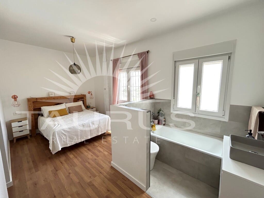 5 bedroom Villa for sale in Alhaurin el Grande with pool - € 545,000 (Ref: 9970768)