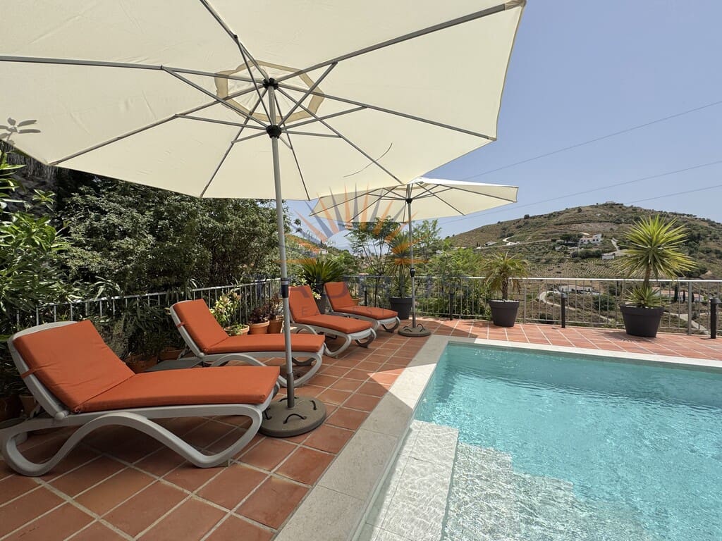 3 bedroom Villa for sale in Competa with pool - € 550,000 (Ref: 9973508)