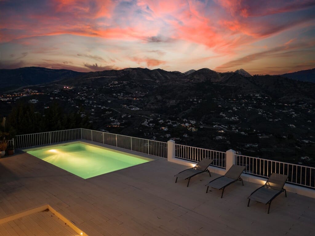 4 bedroom Villa for sale in Competa with pool - € 575,000 (Ref: 9984647)