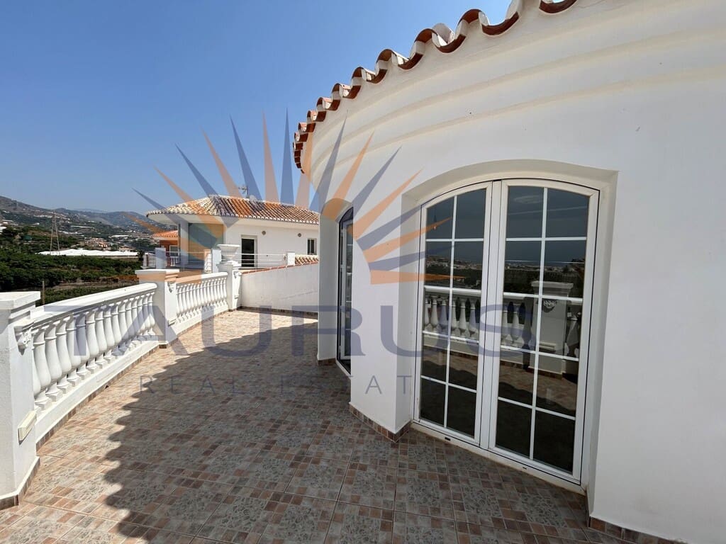4 sypialnia Willa na sprzedaż w Torrox z basenem garażem - 698 000 € (Ref: 9998562)