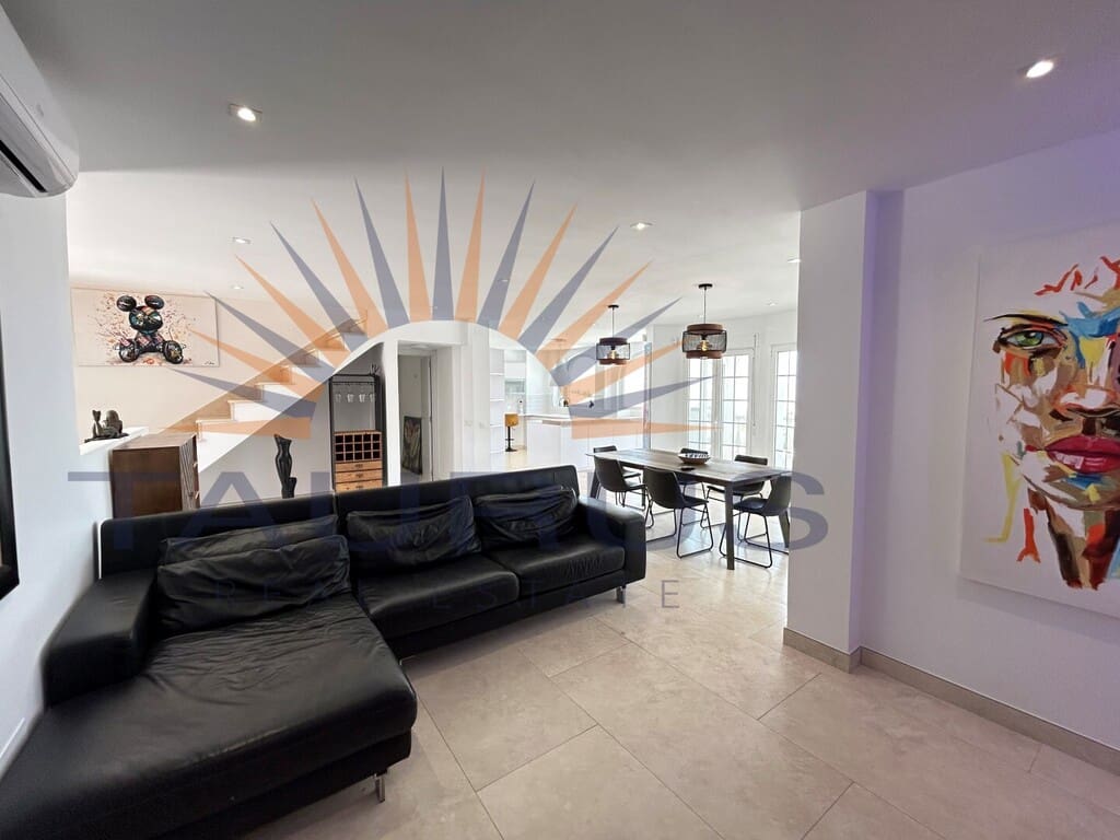 4 sypialnia Willa na sprzedaż w Torrox z basenem garażem - 698 000 € (Ref: 9998562)