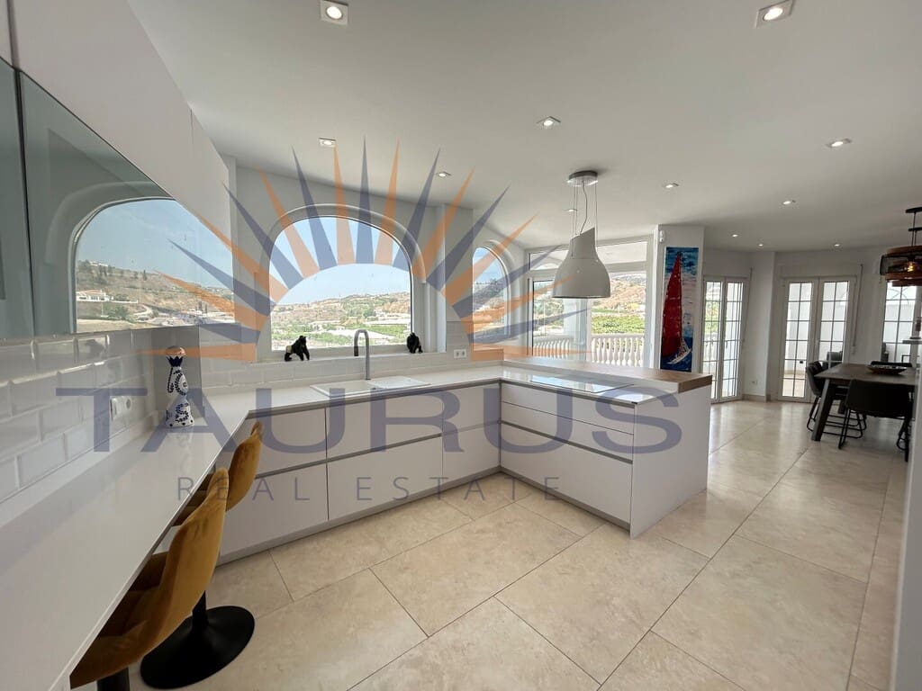 4 sypialnia Willa na sprzedaż w Torrox z basenem garażem - 698 000 € (Ref: 9998562)