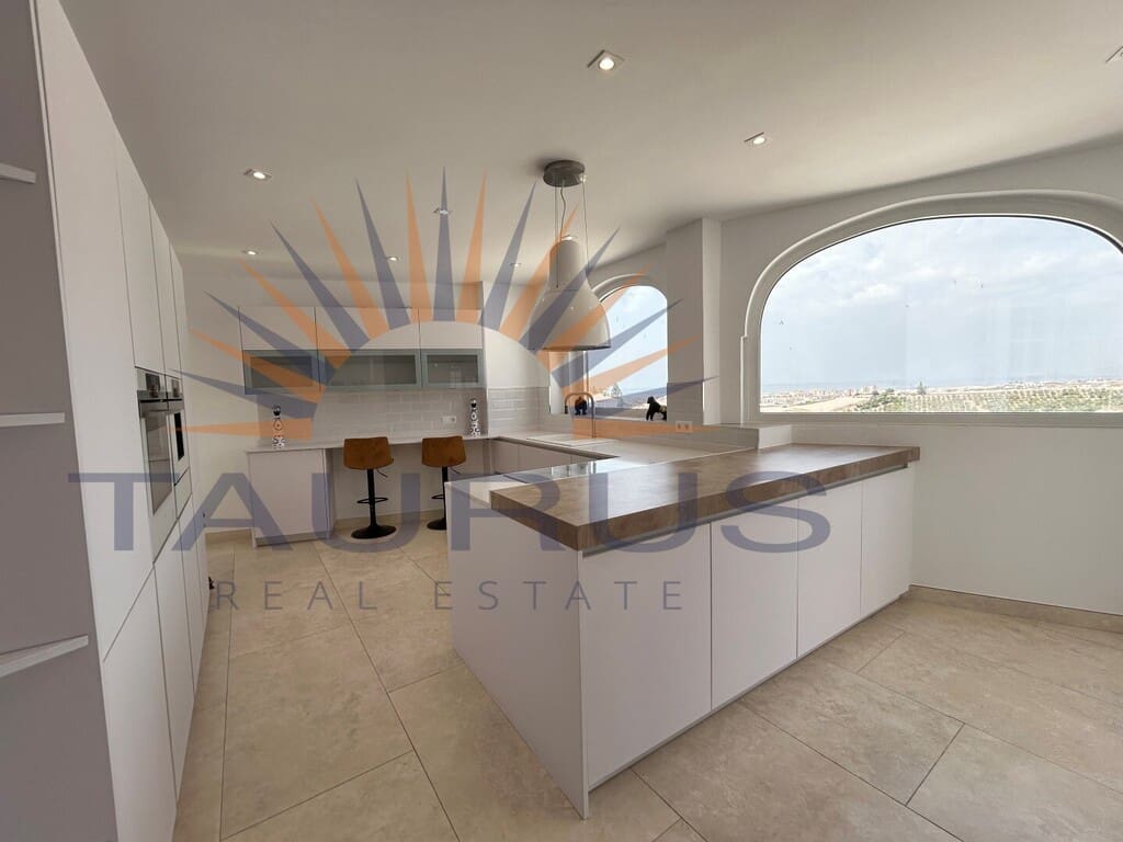 4 sypialnia Willa na sprzedaż w Torrox z basenem garażem - 698 000 € (Ref: 9998562)