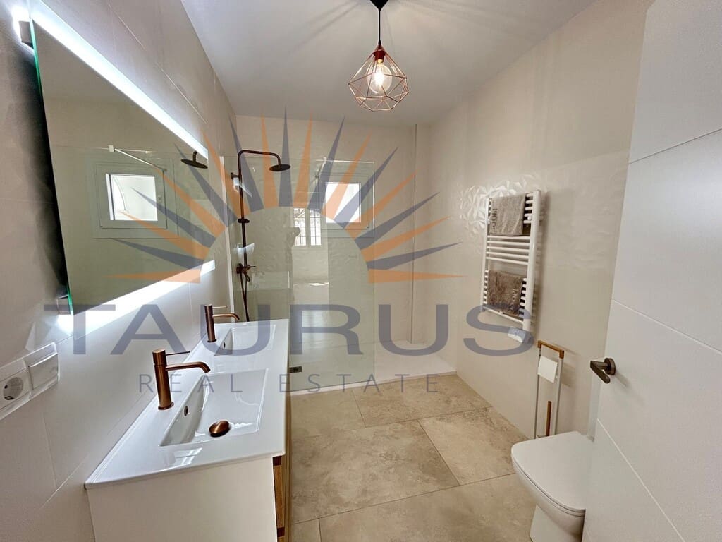 4 sypialnia Willa na sprzedaż w Torrox z basenem garażem - 698 000 € (Ref: 9998562)