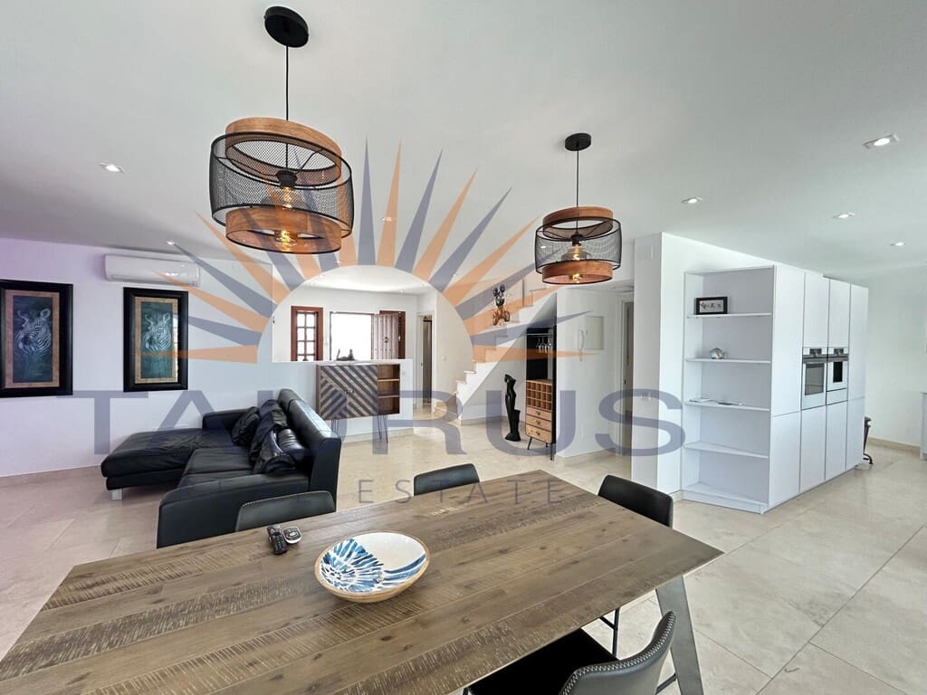 4 sypialnia Willa na sprzedaż w Torrox z basenem garażem - 698 000 € (Ref: 9998562)