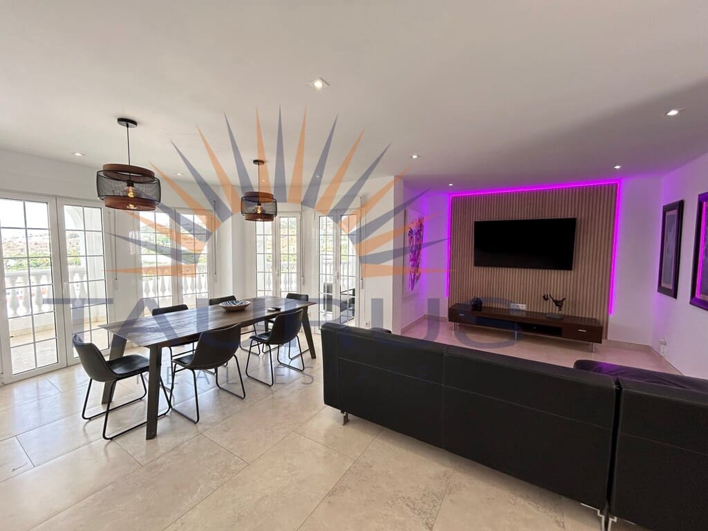 4 sypialnia Willa na sprzedaż w Torrox z basenem garażem - 698 000 € (Ref: 9998562)
