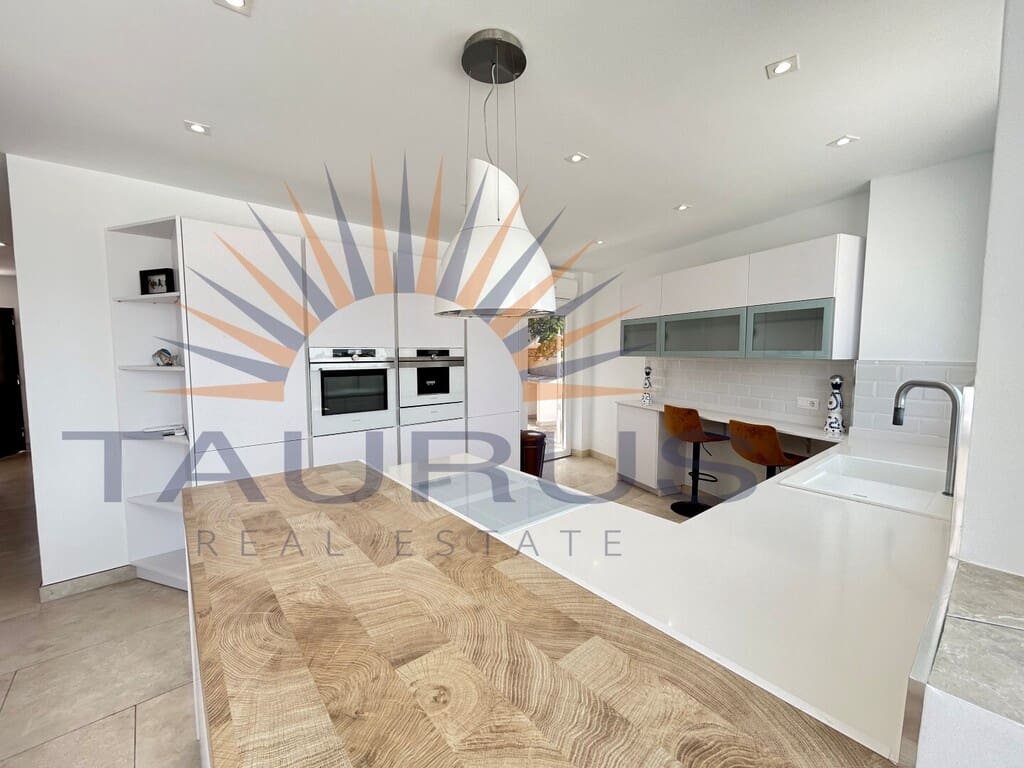 4 sypialnia Willa na sprzedaż w Torrox z basenem garażem - 698 000 € (Ref: 9998562)