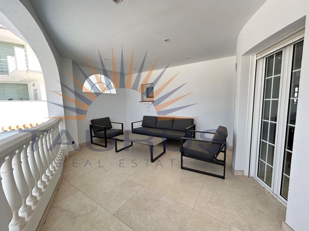 4 sypialnia Willa na sprzedaż w Torrox z basenem garażem - 698 000 € (Ref: 9998562)