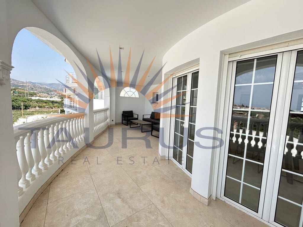 4 sypialnia Willa na sprzedaż w Torrox z basenem garażem - 698 000 € (Ref: 9998562)