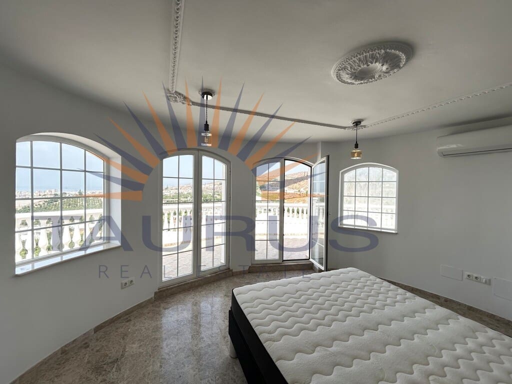4 sypialnia Willa na sprzedaż w Torrox z basenem garażem - 698 000 € (Ref: 9998562)