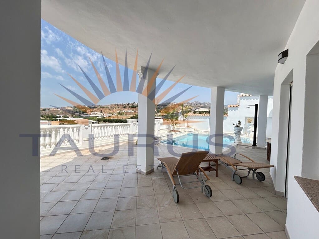4 sypialnia Willa na sprzedaż w Torrox z basenem garażem - 698 000 € (Ref: 9998562)