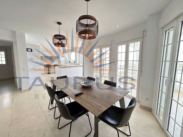 4 sypialnia Willa na sprzedaż w Torrox z basenem garażem - 698 000 € (Ref: 9998562)