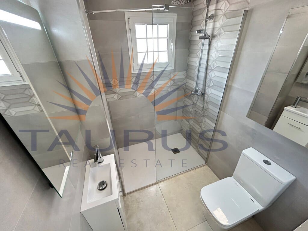 4 sypialnia Willa na sprzedaż w Torrox z basenem garażem - 698 000 € (Ref: 9998562)