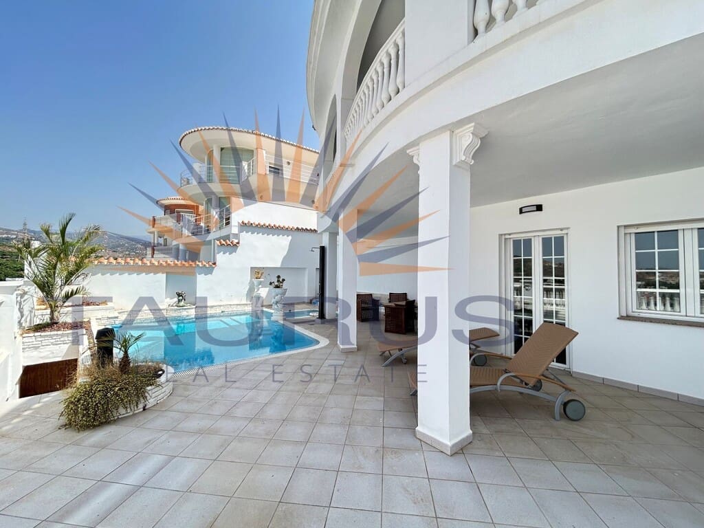 4 sypialnia Willa na sprzedaż w Torrox z basenem garażem - 698 000 € (Ref: 9998562)