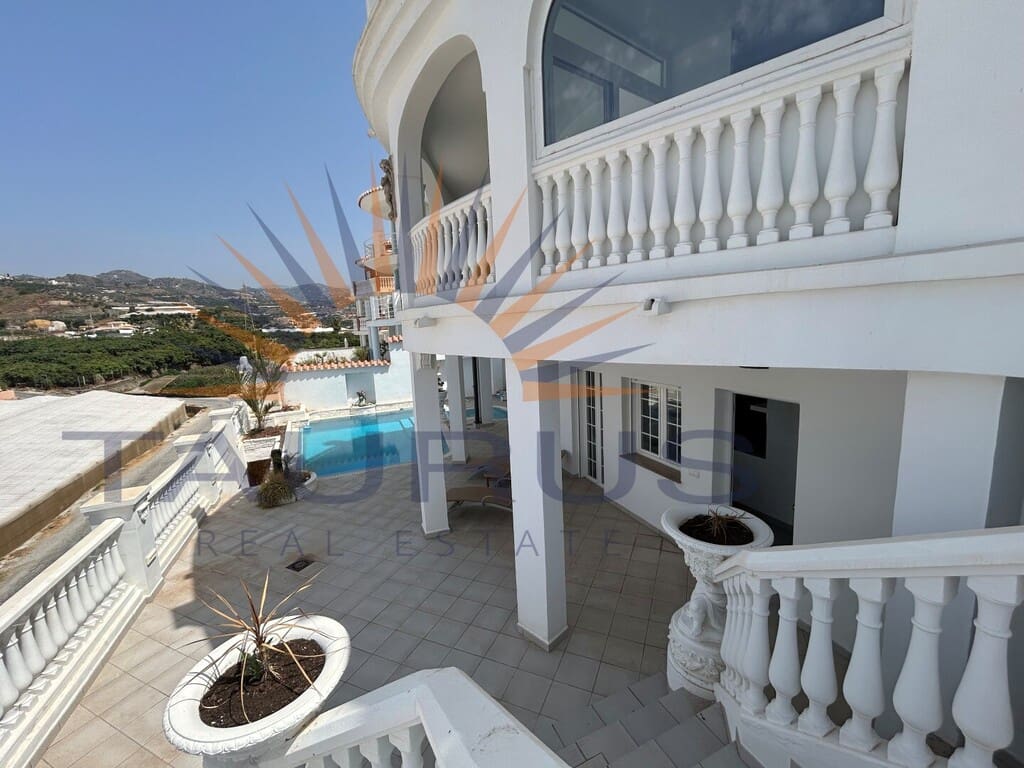 4 sypialnia Willa na sprzedaż w Torrox z basenem garażem - 698 000 € (Ref: 9998562)