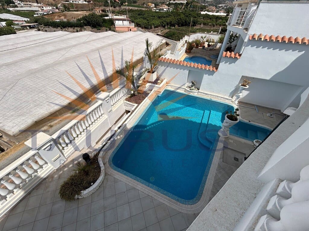 4 sypialnia Willa na sprzedaż w Torrox z basenem garażem - 698 000 € (Ref: 9998562)