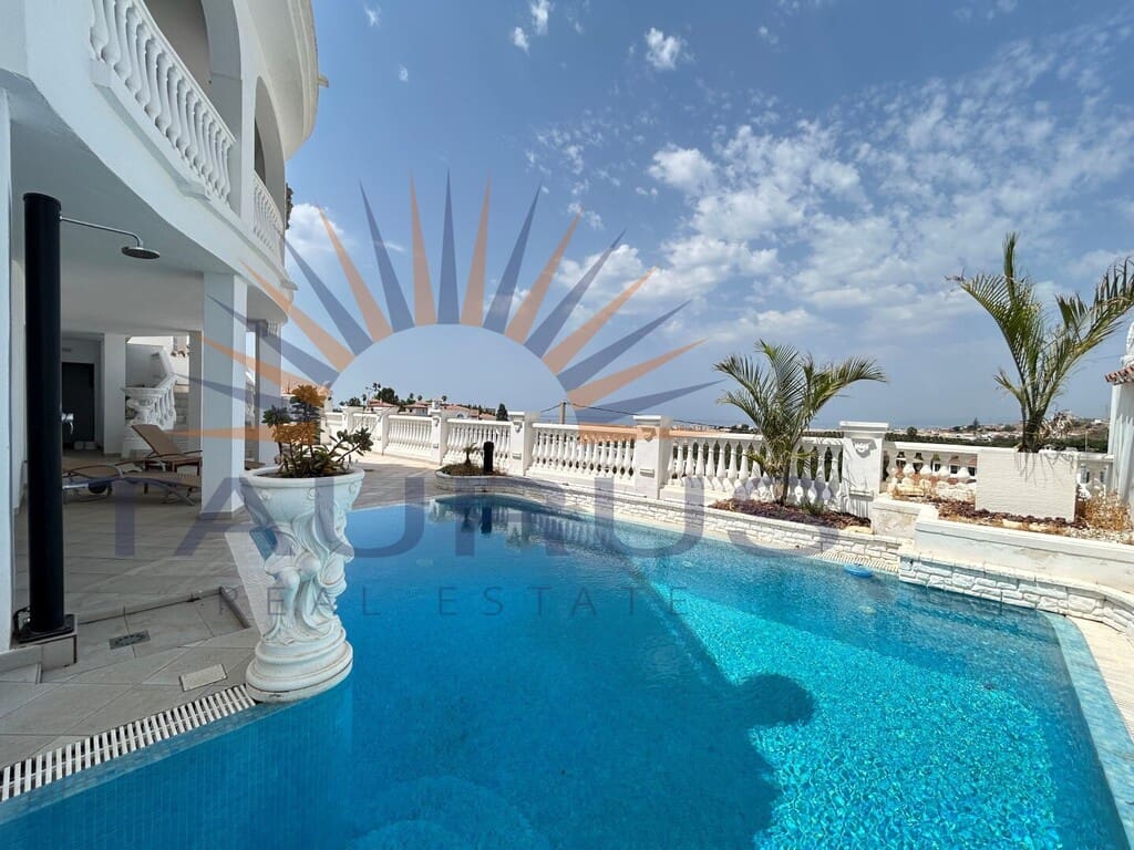 4 sypialnia Willa na sprzedaż w Torrox z basenem garażem - 698 000 € (Ref: 9998562)