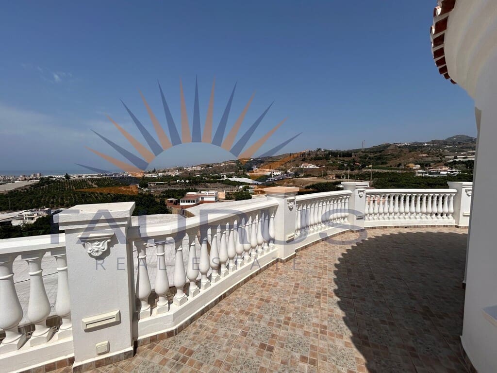 4 sypialnia Willa na sprzedaż w Torrox z basenem garażem - 698 000 € (Ref: 9998562)