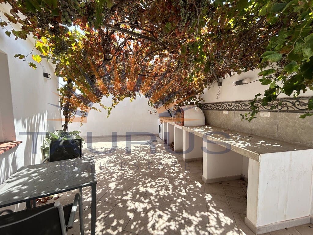 4 sypialnia Willa na sprzedaż w Torrox z basenem garażem - 698 000 € (Ref: 9998562)