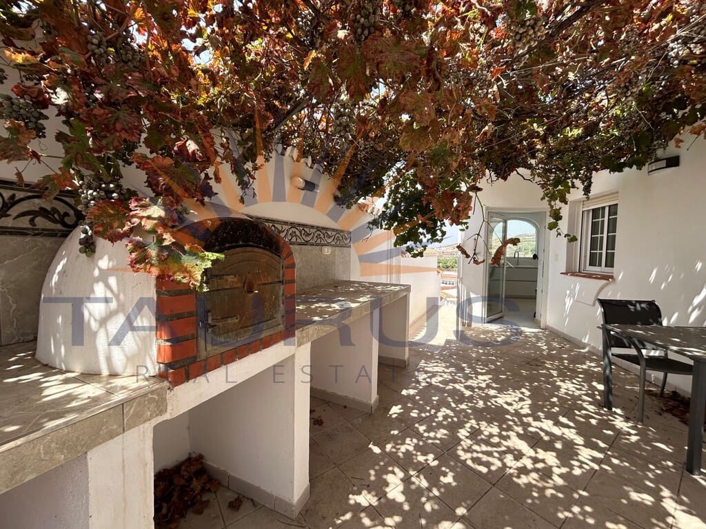 4 sypialnia Willa na sprzedaż w Torrox z basenem garażem - 698 000 € (Ref: 9998562)