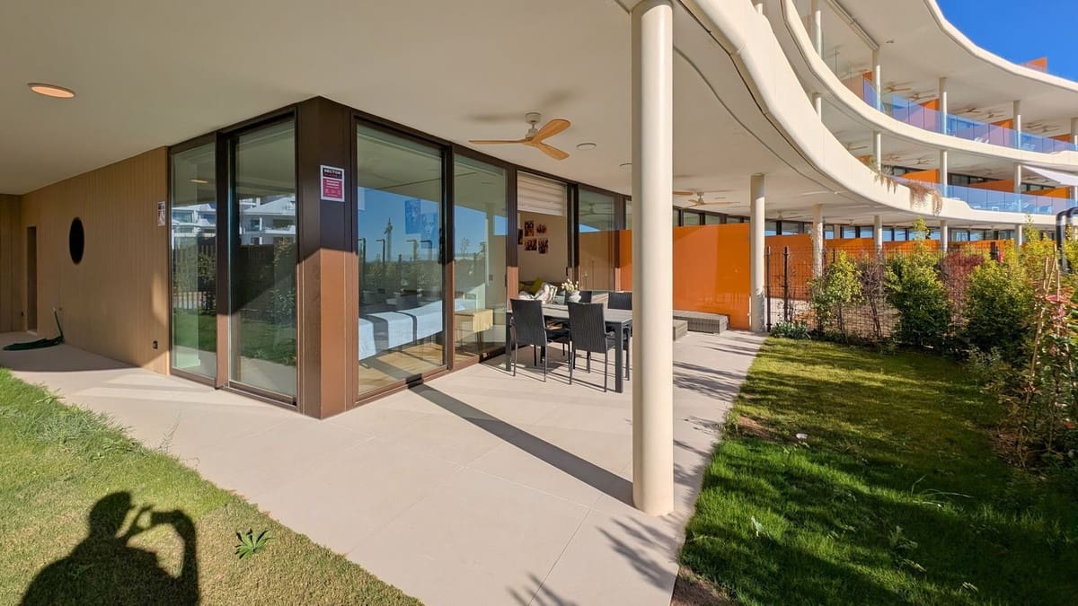 2 bedroom Apartment for sale in Fuengirola with pool garage - € 599,000 (Ref: 9434591)