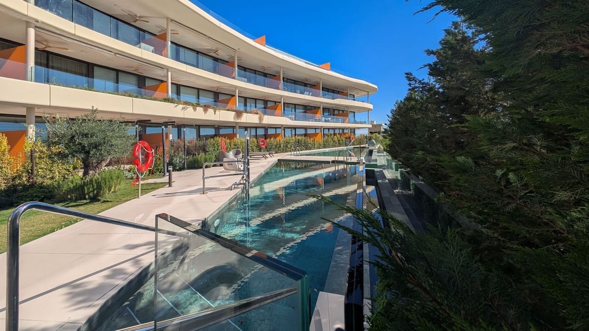 2 bedroom Apartment for sale in Fuengirola with pool garage - € 599,000 (Ref: 9434591)