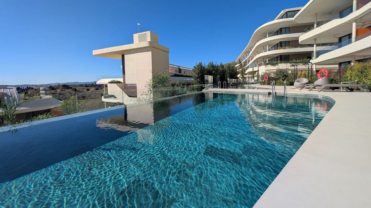 2 bedroom Apartment for sale in Fuengirola with pool garage - € 599,000 (Ref: 9434591)