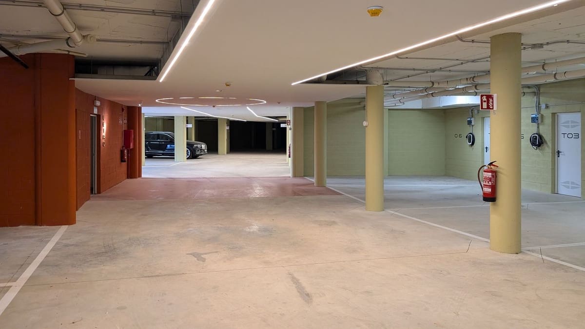 2 bedroom Apartment for rent in Fuengirola with pool garage - € 3,200 (Ref: 9434599)