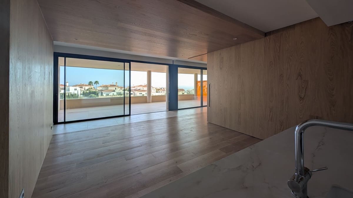 2 bedroom Apartment for rent in Fuengirola with pool garage - € 3,200 (Ref: 9434599)