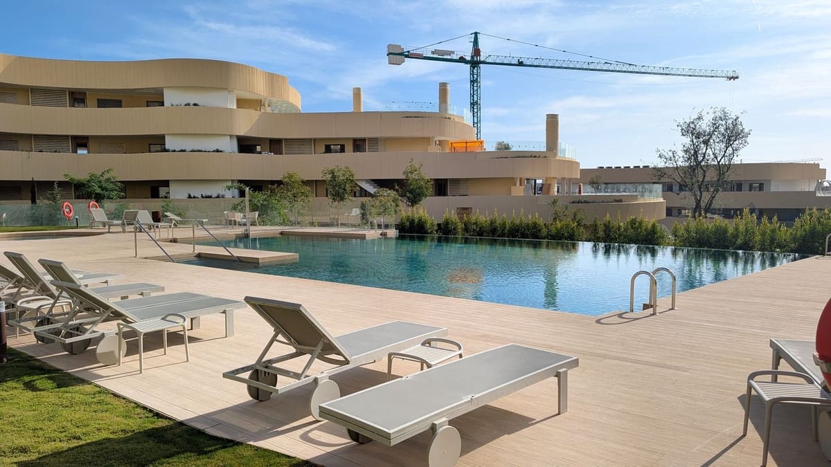 2 bedroom Apartment for rent in Fuengirola with pool garage - € 3,200 (Ref: 9434599)