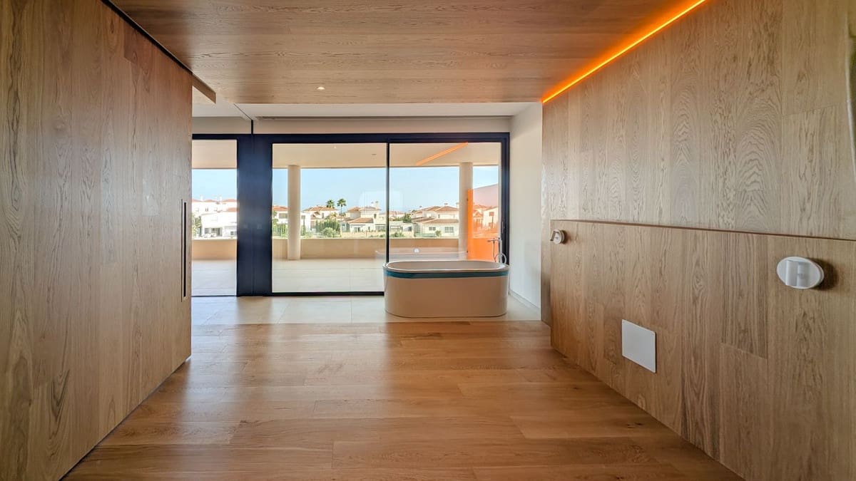 2 bedroom Apartment for rent in Fuengirola with pool garage - € 3,200 (Ref: 9434599)