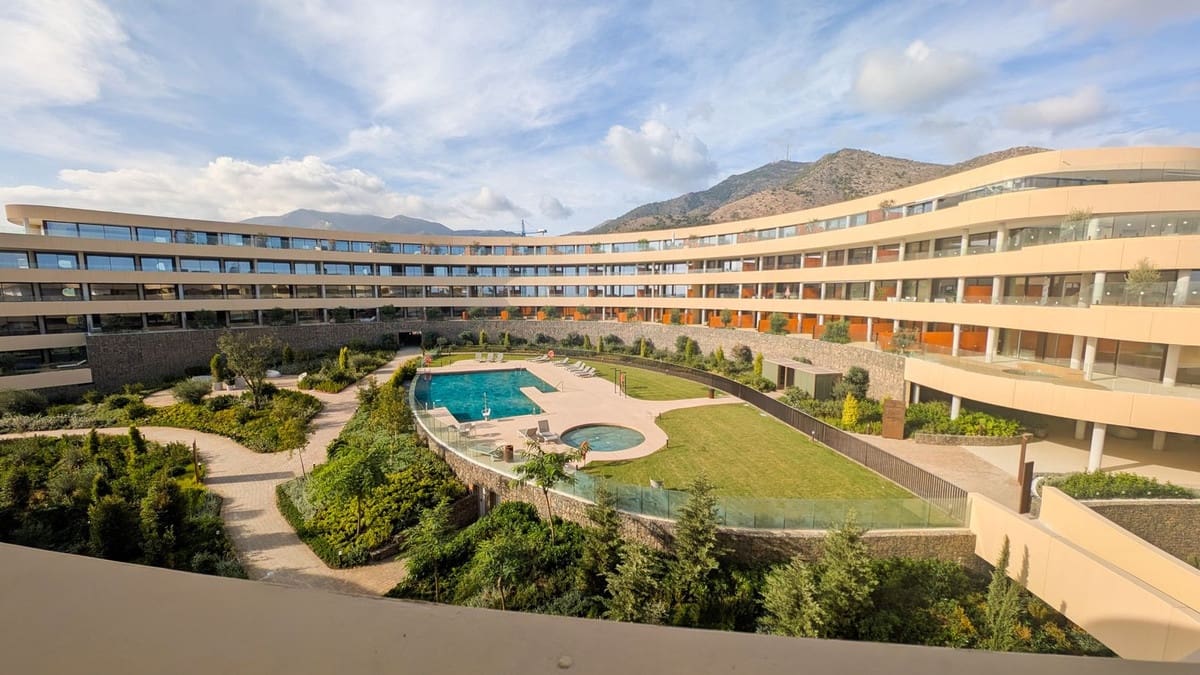 2 bedroom Apartment for rent in Fuengirola with pool garage - € 3,200 (Ref: 9434599)