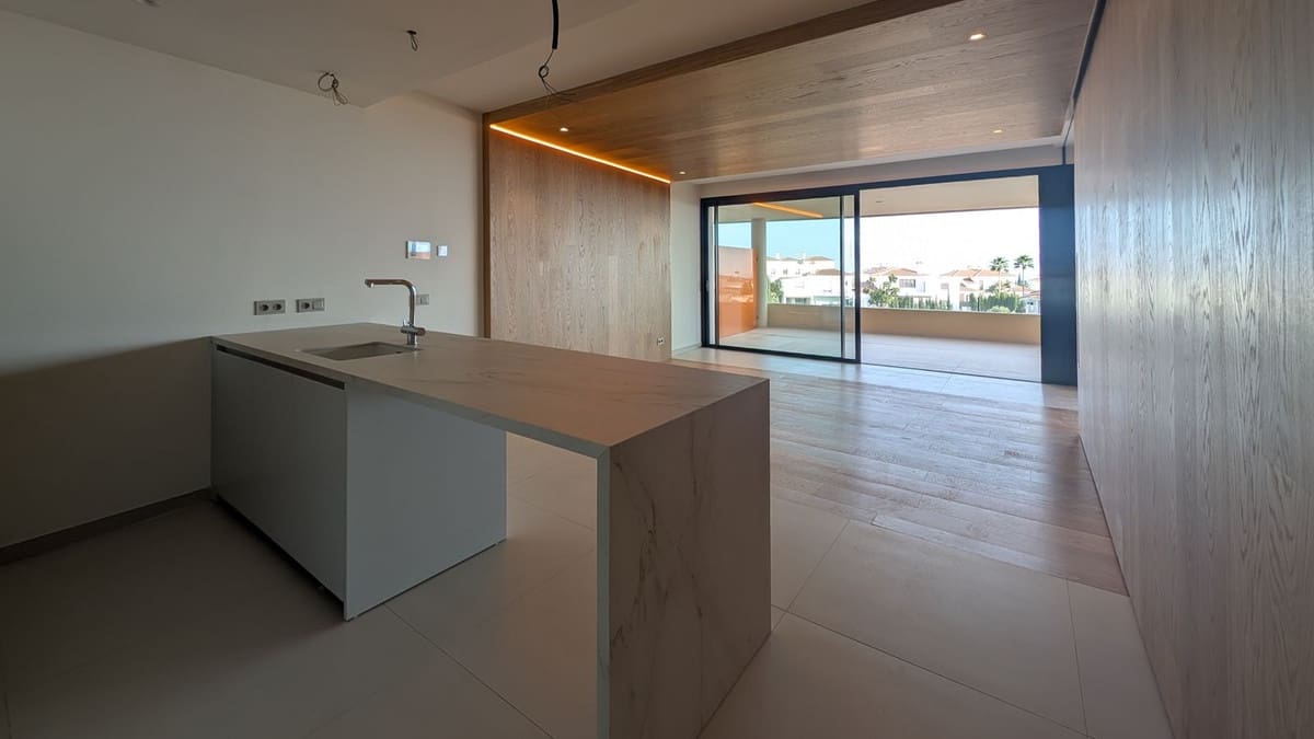 2 bedroom Apartment for sale in Fuengirola with pool - € 890,000 (Ref: 9434601)