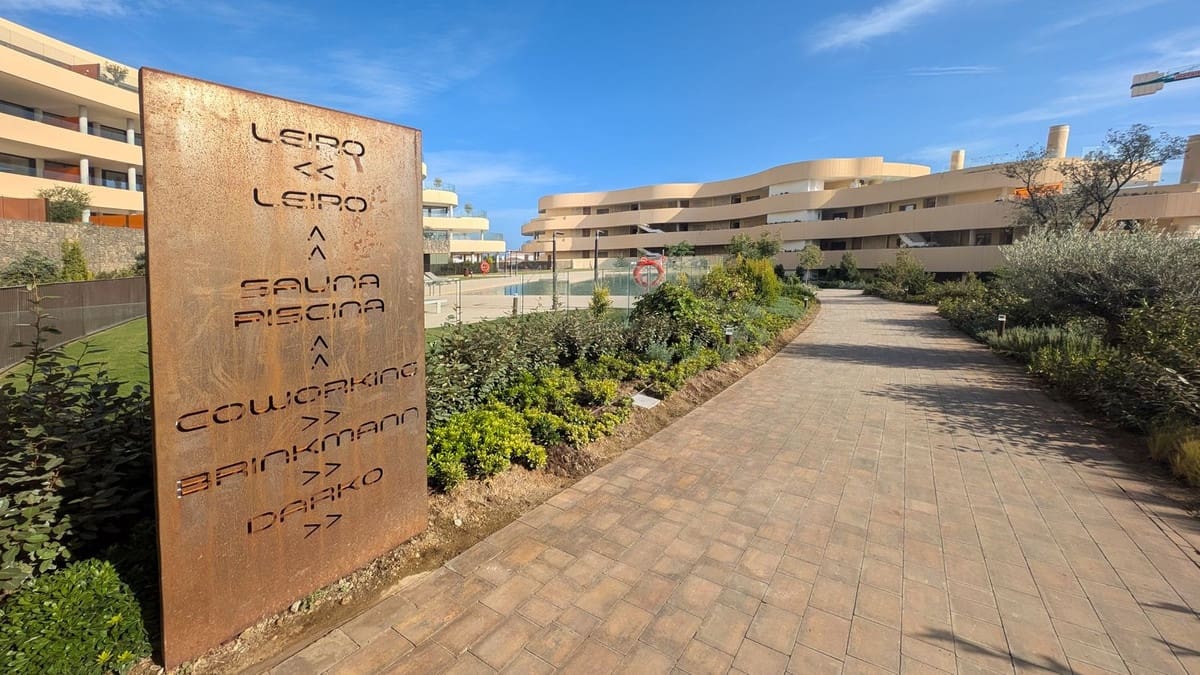 2 bedroom Apartment for sale in Fuengirola with pool - € 890,000 (Ref: 9434601)