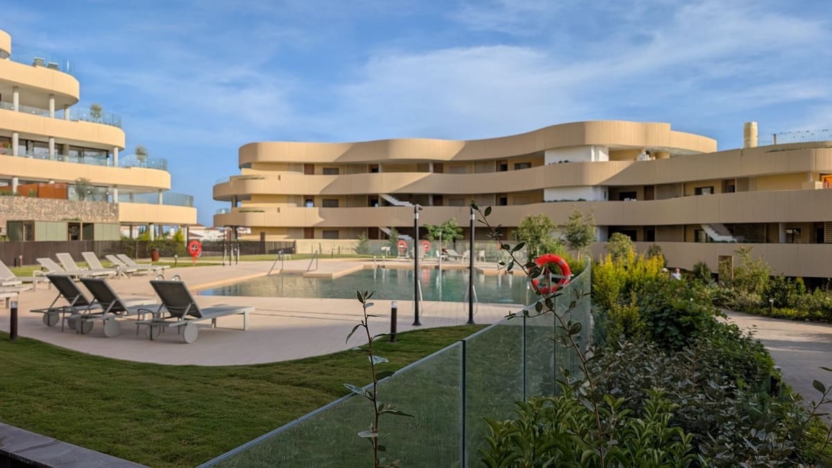 2 bedroom Apartment for sale in Fuengirola with pool - € 890,000 (Ref: 9434601)